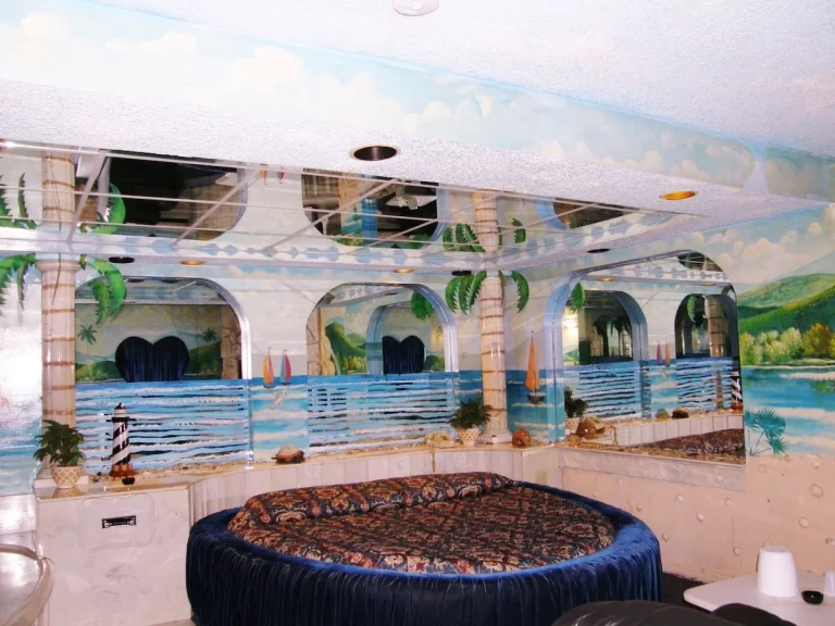 Themed Hotels in New Jersey. Gallery Holiday Motel