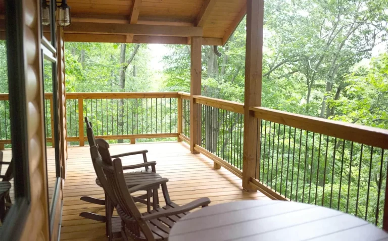 Treehouse 5 by Amish Country Lodging Ohio balcony