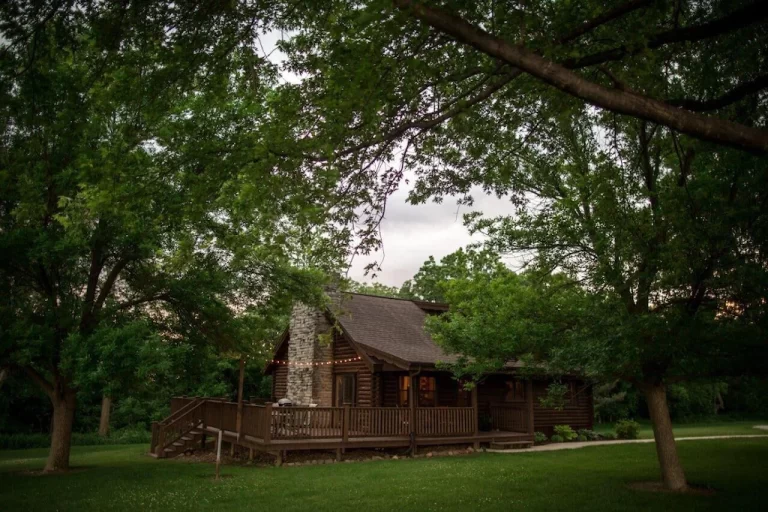 Treehouse cabins in Iowa Cozy Log Cabin