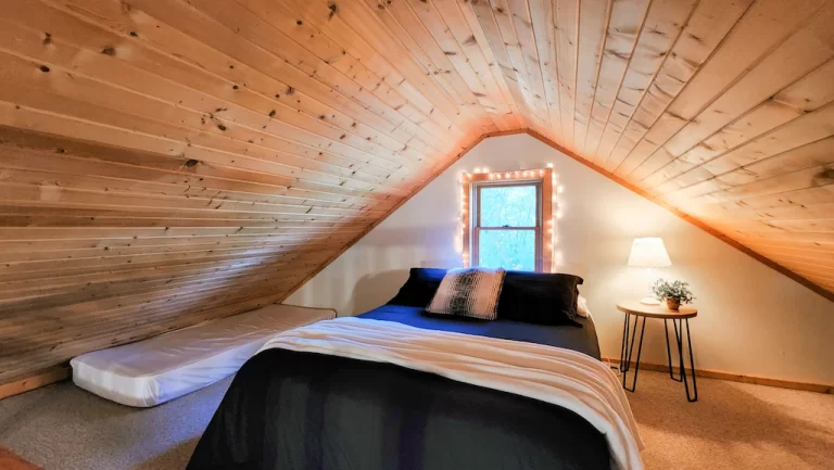Treehouse cabins in Iowa Hickory Lake Getaway3
