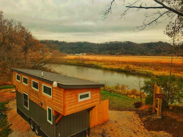 Treehouse cabins in Iowa River run Tiny house1