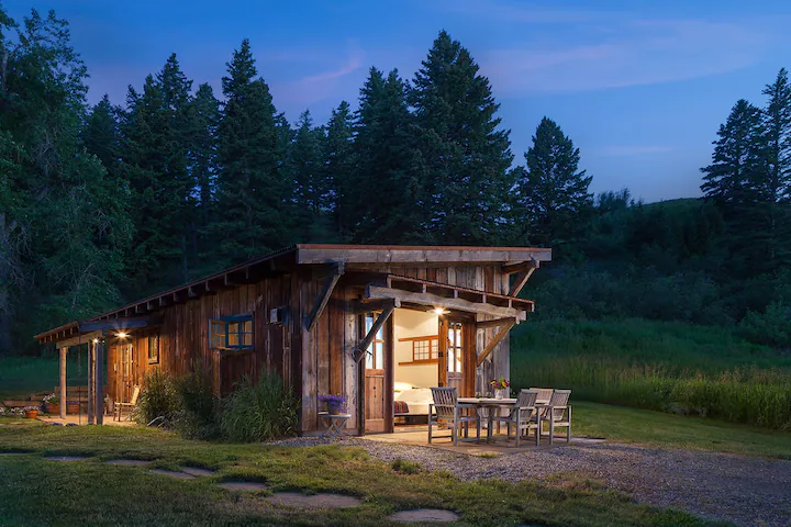 Treehouse cabins in Montana Carriage House3