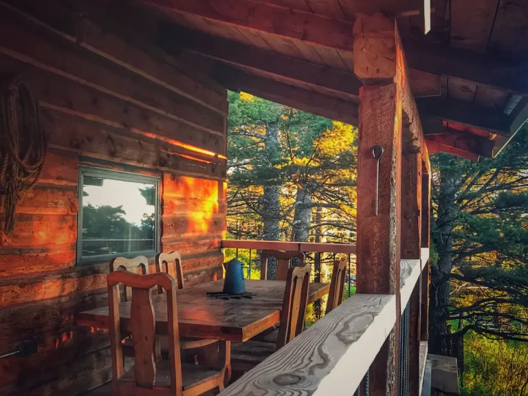 Treehouse cabins in Montana Cliff's Cabin 3