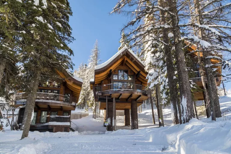 Treehouse cabins in Montana Snow Bear Chalets
