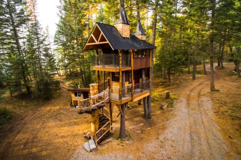Treehouse cabins in Montana Treehouse Retreat