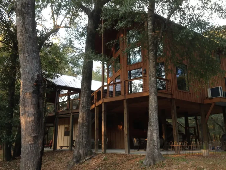 Treehouse cabins in mississippi Lazy Leaf River Estate3