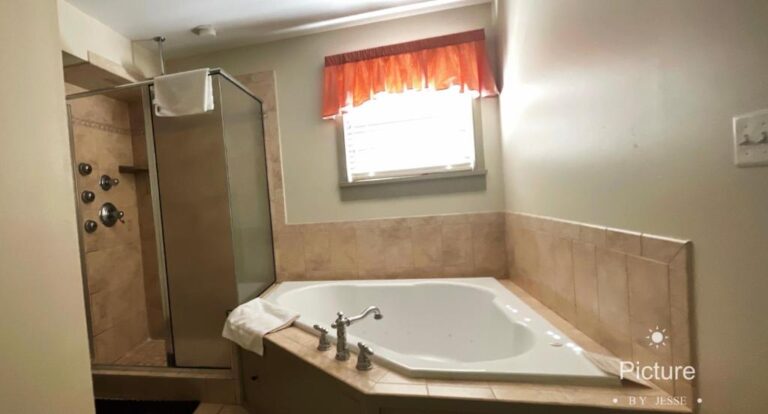 Wayside Inn queen room with spa bath