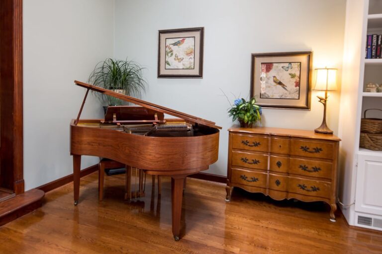Weller Haus Bed, Breakfast & Event Center Piano in suite