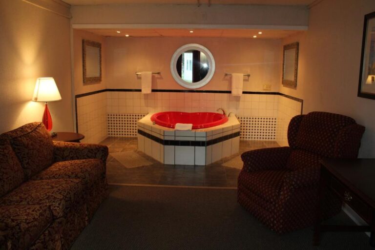 Whalers Inn and Suites Jacuzzi room