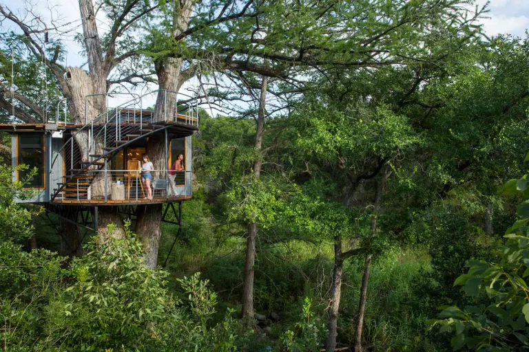 treehouse anniversary getaway in Texas