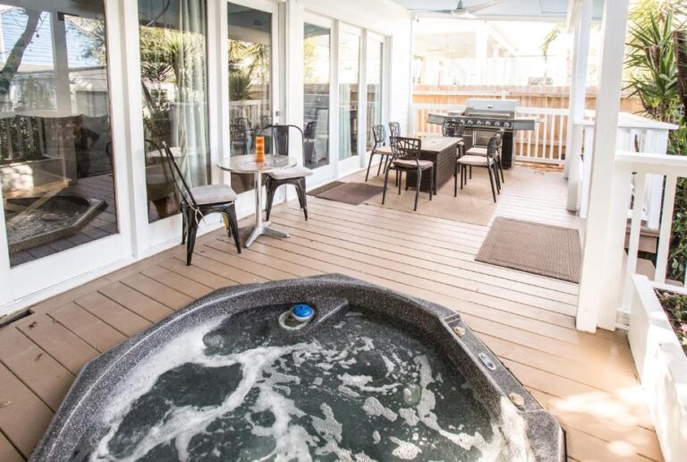 accommodation with private hot tub in New Orleans 2