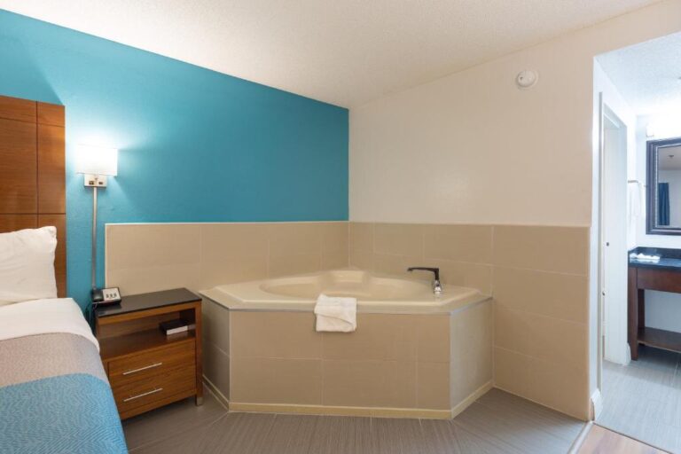 accommodations in Albany with hot tub in room 4
