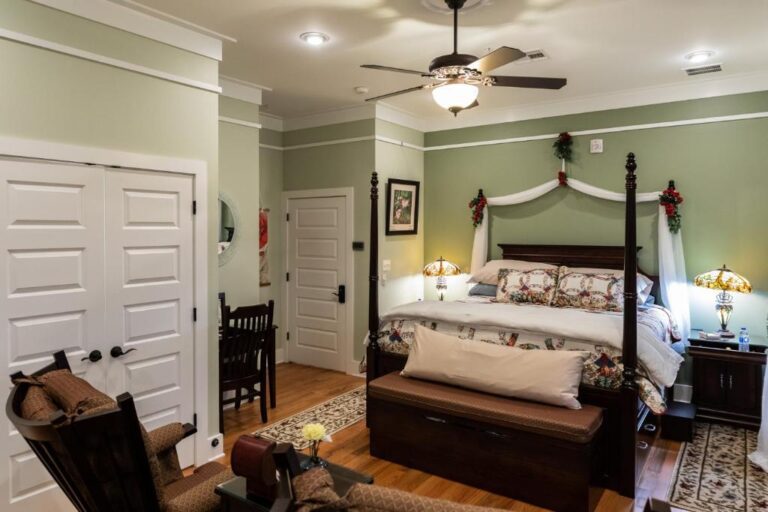 accommodations in New Orleans with private hot tub