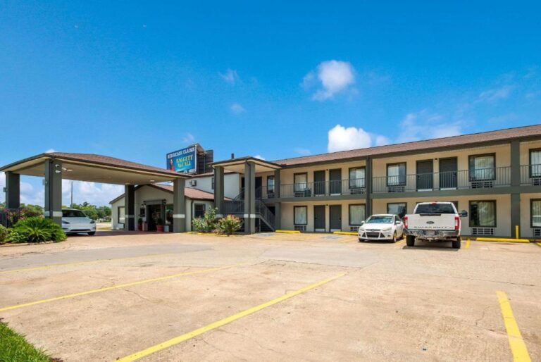 budget friendly hotel in Lake Charles with hot tub in room 2