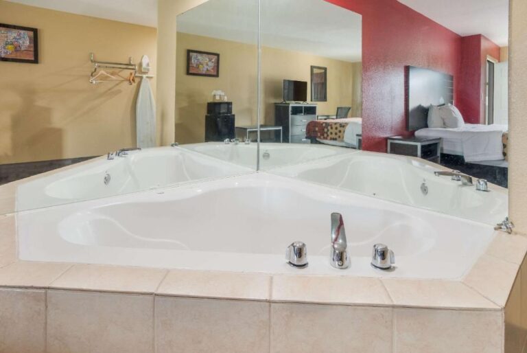 budget friendly hotel in Lake Charles with hot tub in room 4