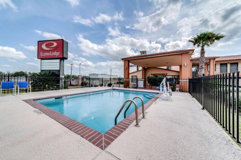 budget friendly hotel in Lake Charles with hot tub in room