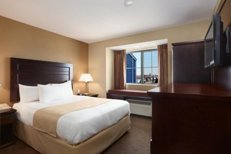 budget friendly hotels in Cedar Rapids with hot tub in room 2