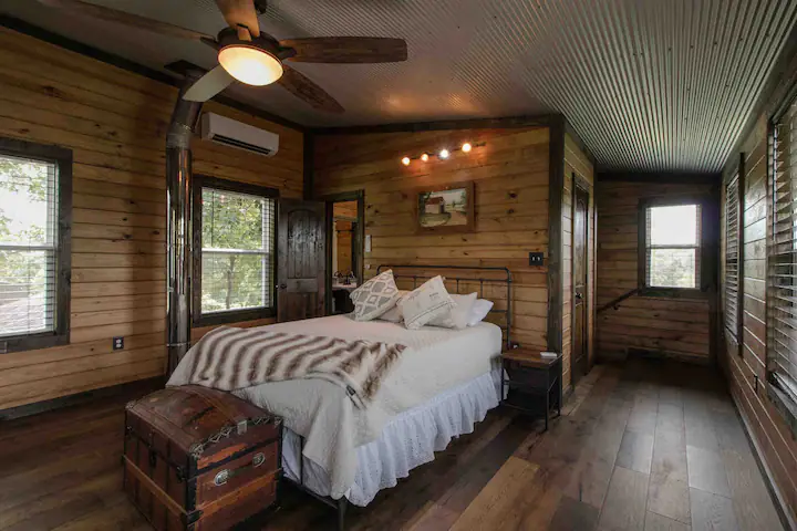 cabins with hot tub in eureka springs Fox Wood cabin2
