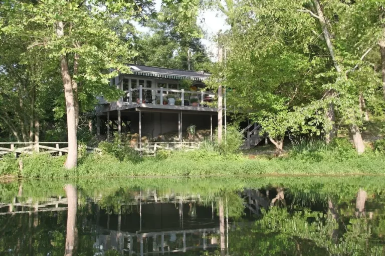cabins with hot tub in eureka springs Waterside Cottage