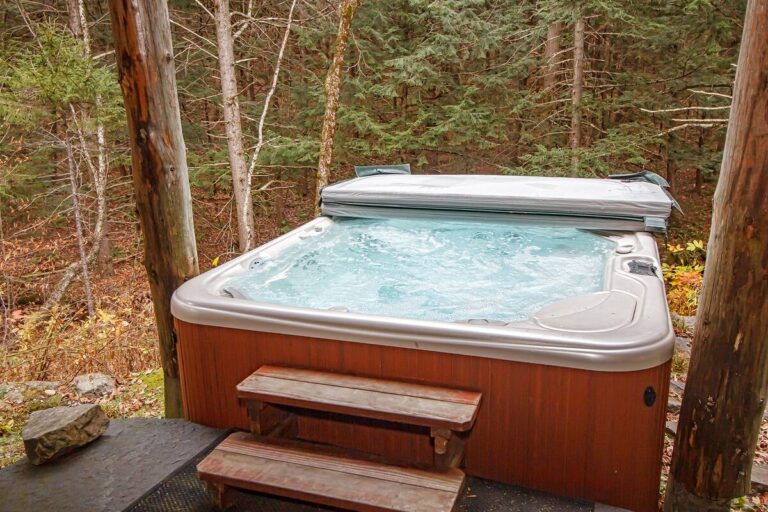 cabins with hot tub in vermont Luxe Log cabin3