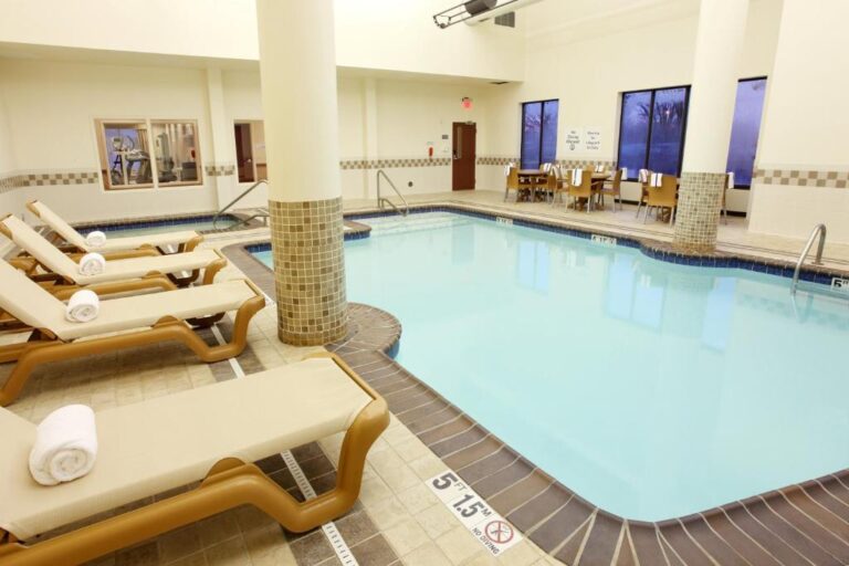 columbus honeymoon suites in Holiday Inn Express Hotel & Suites