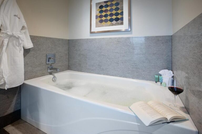 elegant hotels with hot tub in room in Wichita 2