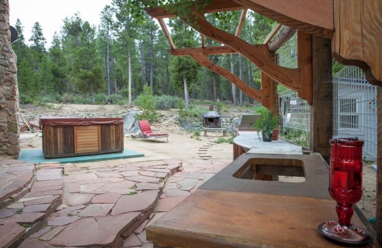 holiday home in Fort Collins with private hot tub 4