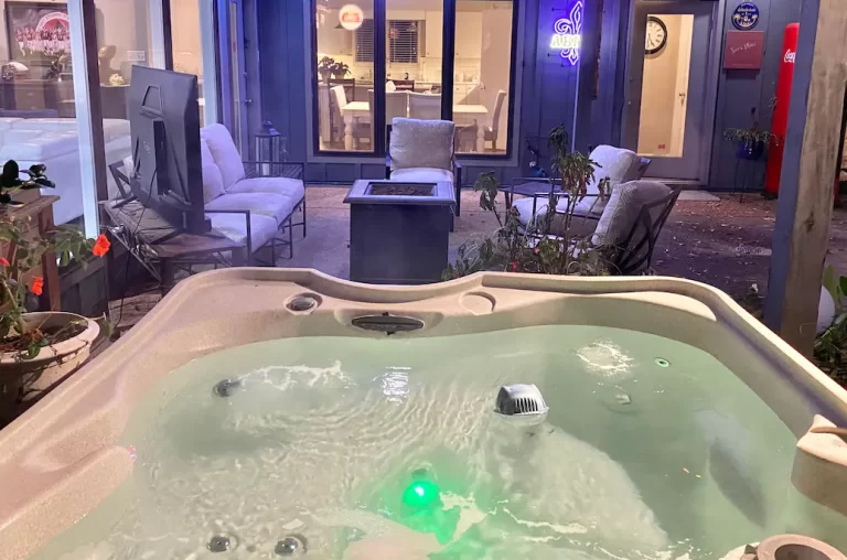 holiday homes in Mobile with private hot tub 2