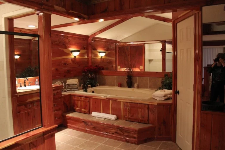 honeymoon suite in Huntsville with hot tub in room