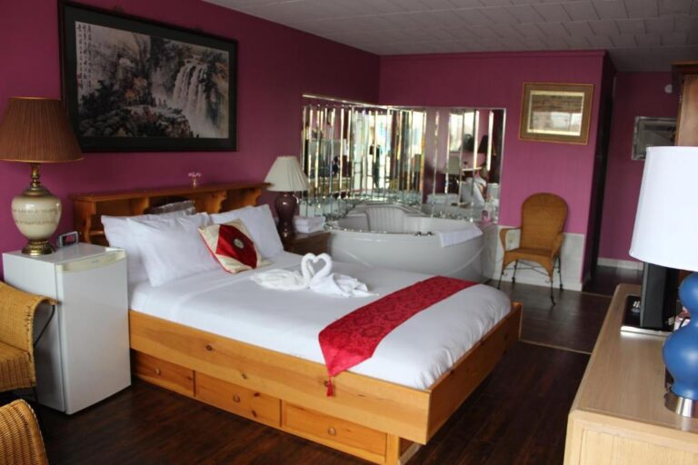 honeymoon suites Ritz Inn Niagara niagara falls
