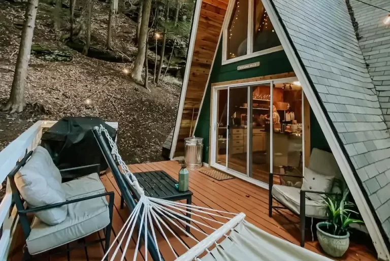 honeymoon suites Somewhere To Be Treehouse Cabin columbus