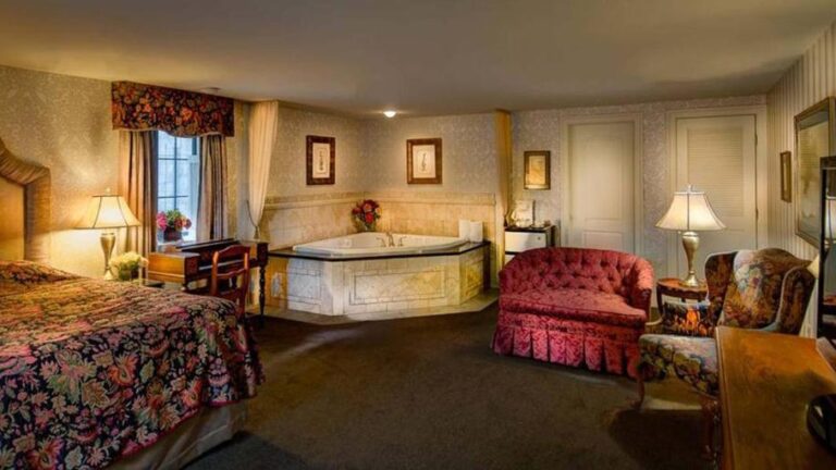 honeymoon suites at Red Coach Inn in niagara falls