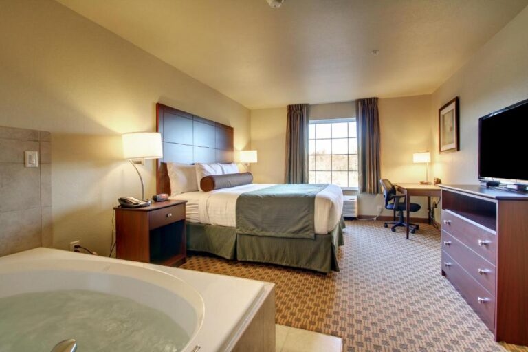 hot tub hotels in Indiana 4