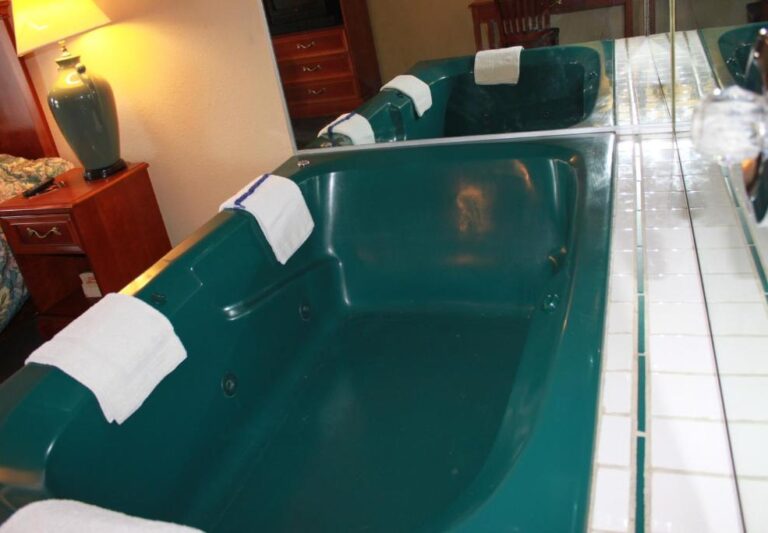hot tub hotels in Indiana for couples