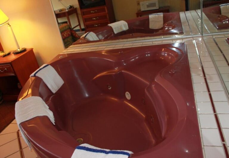 hot tub hotels in Indiana for couples 4
