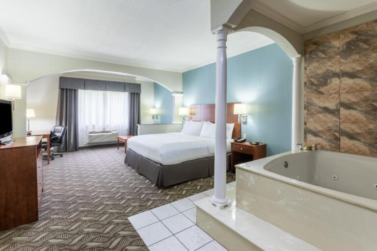 hot tub hotels in Lake Charles 4