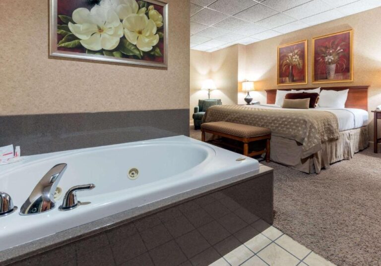 hot tub hotels in Topeka 2