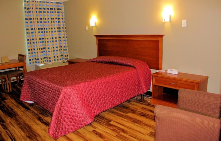hotels in Albany with spa bath in room 4