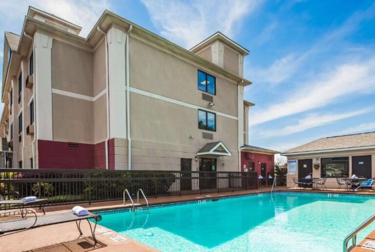 hotels in Augusta with hot tub suites 3