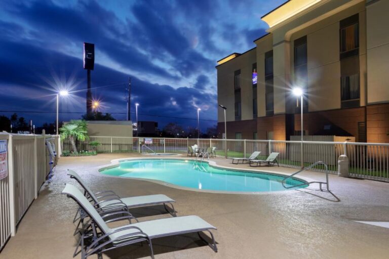 hotels in Baton Rounge with hot tub in room