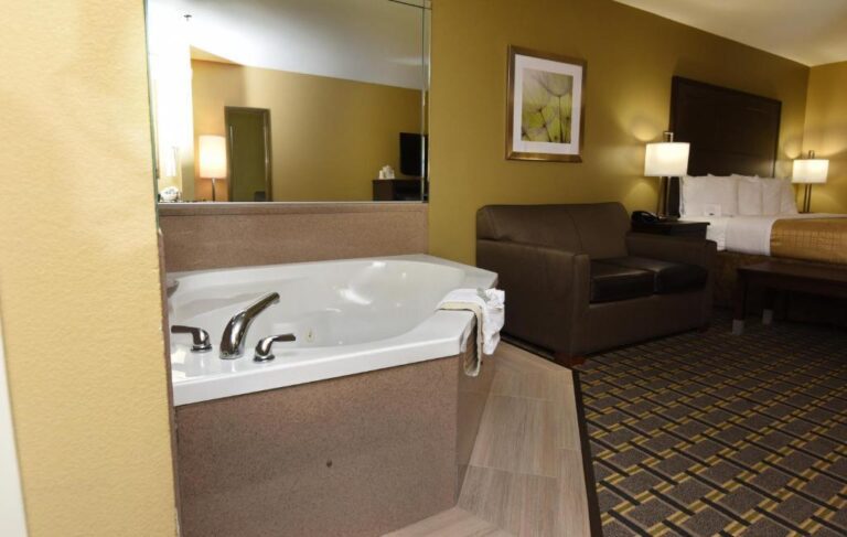 hotels in Baton Rounge with private hot tub