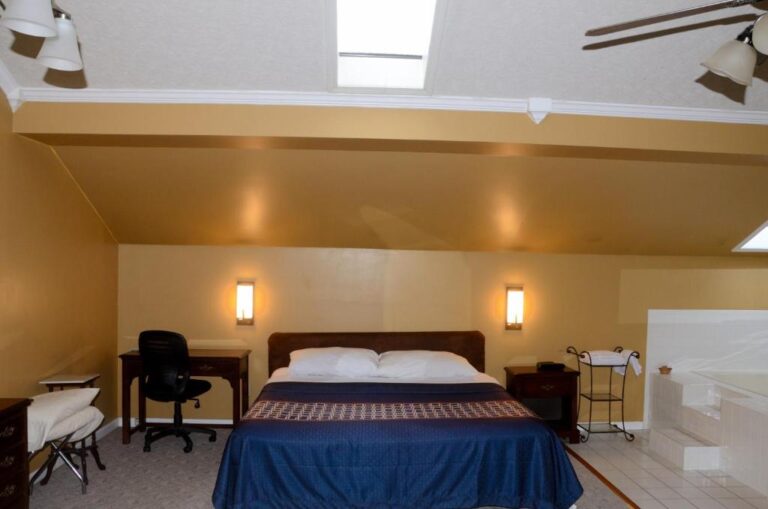 hotels in Bowling Green with hot tub in room 3