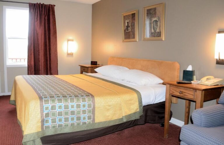 hotels in Bowling Green with hot tub in room 4