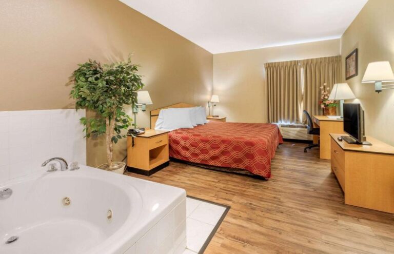 hotels in Colorado Springs with hot tub in room