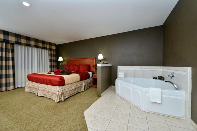 hotels in Colorado Springs with hot tub suites 2