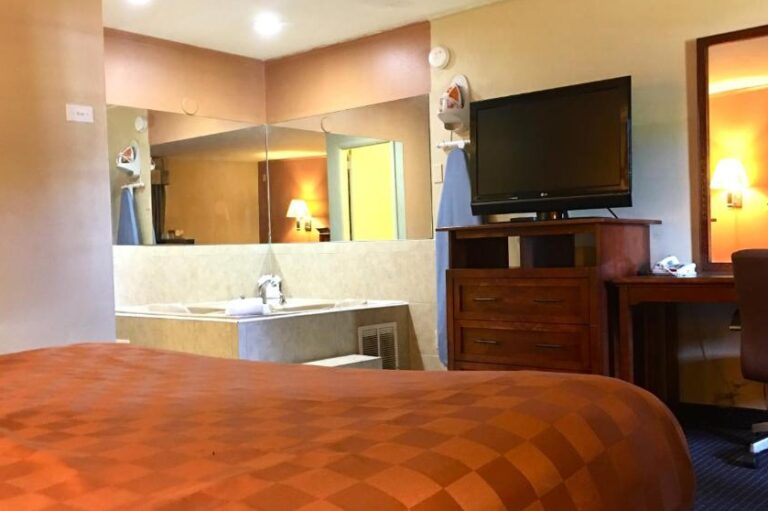 hotels in Connecticut with hot tub in room 2