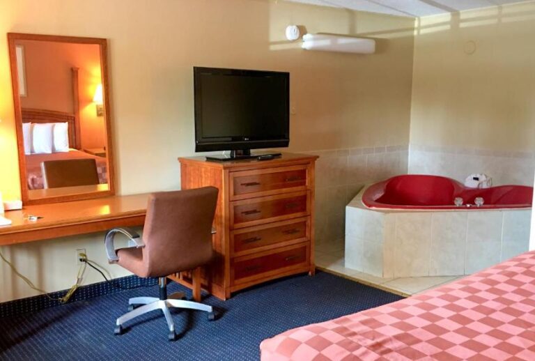 hotels in Connecticut with hot tub in room 4