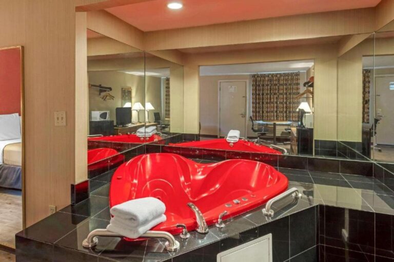 hotels in Connecticut with in-room hot tub 2
