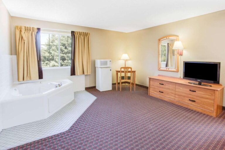 hotels in Davenport with hot tub in room 2
