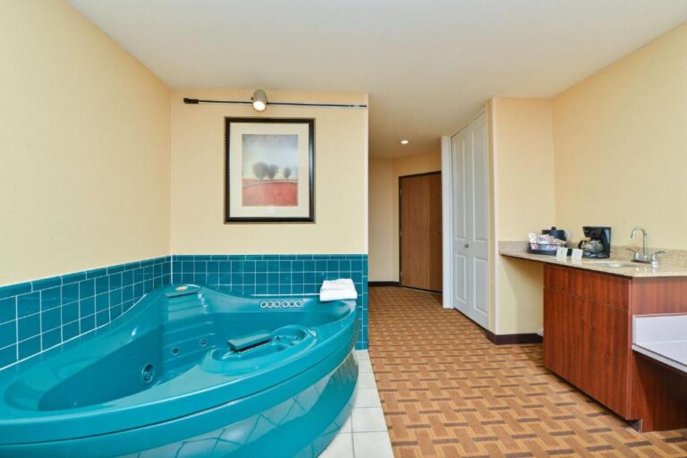 hotels in Idaho with hot tub in room